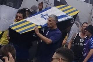 Sanciones de hasta cuatro años sin ir a la cancha para hinchas de All Boys por llevar un ataúd con la bandera de Israel