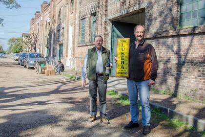 Los actuales dueños de la fábrica, ahora producen Yatay