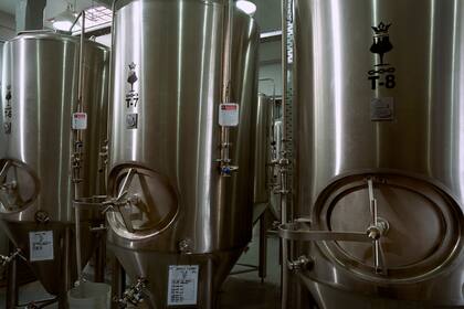 Los actuales tanques 2 y 3 fueron los primeros; además, tenían una olla de hervor, un macerador y una olla de agua, que luego cambiaron por una más grande