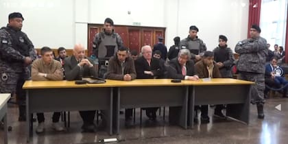 Los acusados del crimen narco, en el momento en que escuchan los argumentos del juez sobre la "inconstitucionalidad" de la prisión perpetua.