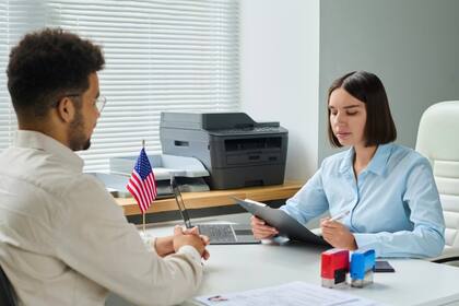 Los adjudicadores realizan verificaciones exhaustivas de antecedentes, reentrevistas y evaluaciones de mérito de las solicitudes de refugio