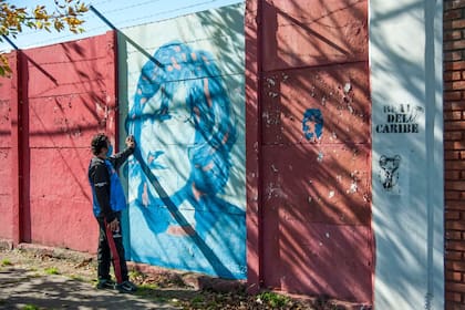 Tan grande fue Carlovich para Central Córdoba que su imagen se repite en murales en el estadio.