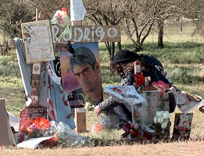 Los admiradores de Rodrigo montaron un altar, cerca de donde ocurrió el accidente