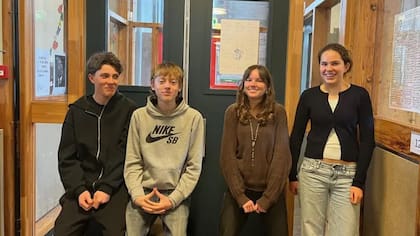 Los adolescentes holandeses Karel, Felix, Fena y Hanna están buscando maneras de sobrellevar la prohibición de los teléfonos móviles en su escuela