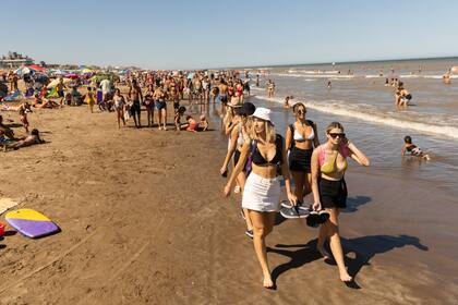 Los adolescentes invaden las playas de la costa argentina después de las 17