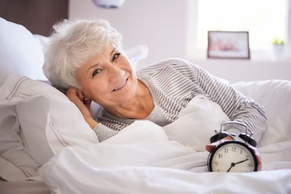 Los adultos mayores necesitan entre 7 y 8 horas de sueño por noche, según Sleep Foundation