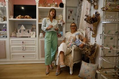 "Los adultos también vuelven a su niñez con nuestras casitas", dicen las emprendedoras