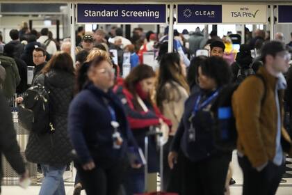 Los aeropuertos de Houston anunciaron que las operaciones de vuelo se suspenderían a partir del martes (David J. Phillip/AP)