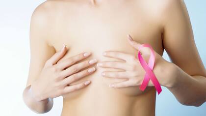Los afiches advierten la importancia de detectar el cáncer de mama a tiempo