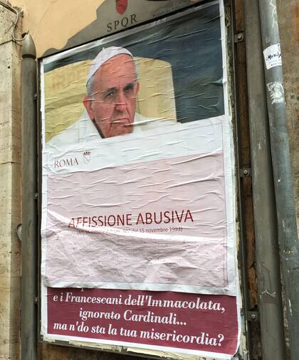 Los afiches anti-Francisco pegados a lo largo de Roma, sancionados