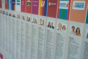 Los afiches con el modelo de la Boleta Única de Papel que se exhibirán en los centros de votación