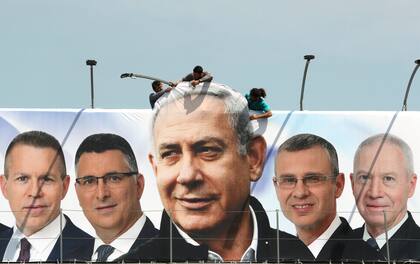 Los afiches del primer ministro israelí que el martes enfrenta elecciones con su partido Likud