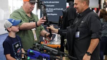 Los aficionados a las armas estuvieron presentes en la convención de la NRA (Foto: REUTERS)