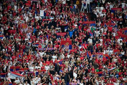 Los aficionados de Serbia provocaron incidentes durante el encuentro ante Inglaterra. (AP Foto/Alessandra Tarantino)