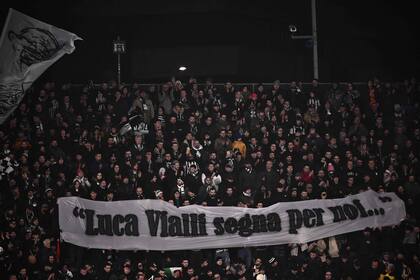 Los aficionados sostienen una pancarta en la que se lee "Luca Vialli marca para nosotros", antes del partido de fútbol de la Serie A italiana entre el Cremonese y la Juventus el 4 de enero