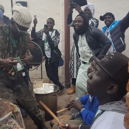 Los africanos festejan al ritmo de tumbas y timbales