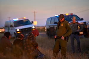 Republicanos de Arizona proponen que sea legal matar a migrantes que pasen por sus ranchos
