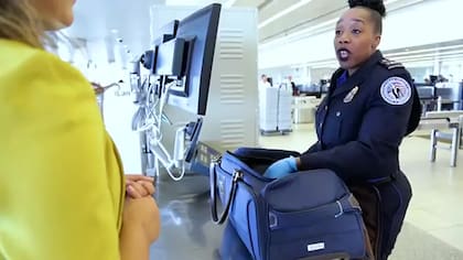 Los agentes abrieron la maleta de la joven por la fuerza y revisaron su contenido con rigurosidad