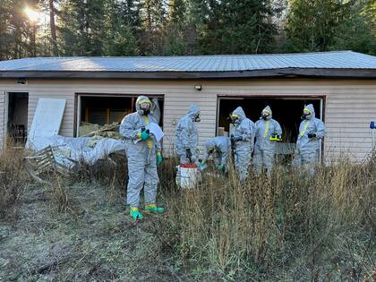 Los agentes allanaron el lugar y arrestaron a una persona; entre otros objetos se incautaron armas de fuego y miles de dólares canadienses en efectivo