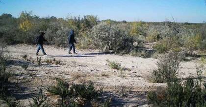 Los agentes arrestaron a Flores-Flores junto a otro inmigrante ilegal de México que habían ingresado sin autorización a un rancho privado en el condado de Kinney