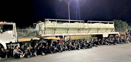 Los agentes de frontera encuentran a 50 personas escondidas en un trailer cerca de Laredo