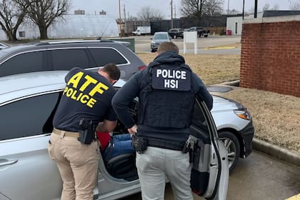 Los agentes de inmigración detuvieron a 12 personas