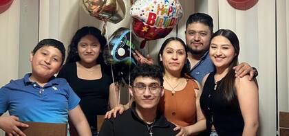 Los agentes de inmigración detuvieron a la pareja y a uno de sus hijos durante una parada de tránsito por supuestamente realizar una vuelta ilegal y rodearon el vehículo