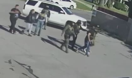 Los agentes de inmigración se llevaron al vendedor detenido y, según se observa en el video, lo recibió atención médica en el lugar