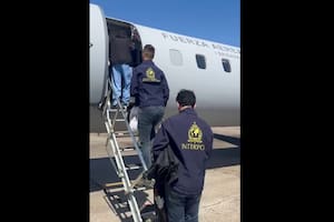 Los agentes de Interpol, abordando el avión de la Fuerza Aérea Argentina que los conducirá a Perú, de donde traerán al país a Matías Ozorio
