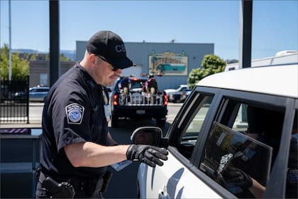 Los agentes de la CBP incautaron pistolas, cargadores y municiones ocultas en el vehículo