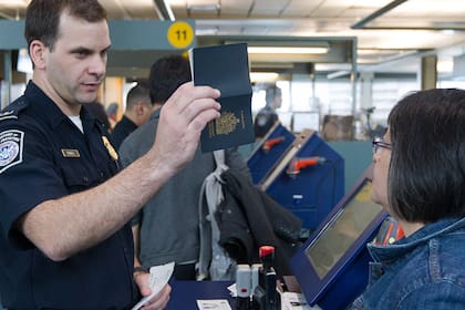 Los agentes de la CBP pueden examinar a los viajeros, revisar documentos y determinar la admisibilidad e ingreso a EE.UU.