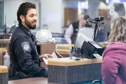 Los agentes de la CBP realizan inspecciones en los puertos de entrada a EE.UU.