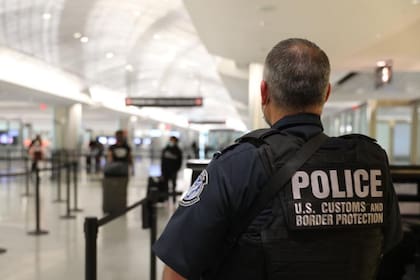 Los agentes de la CBP tiene la autoridad de realizar inspecciones en los puertos de entrada a Estados Unidos