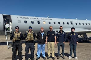 Los agentes de la Policía de la Provincia de Buenos Aires y de la delegación de Interpol, a punto de embarcar hacia Perú para buscar a Matías Ozorio