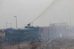 Los agentes de la policía polacos utilizan un cañón de agua contra los migrantes que intentan irrumpir en Polonia en el cruce fronterizo de Bruzgi-Kuznica en la frontera entre Bielorrusia y Polonia el 16 de noviembre de 2021