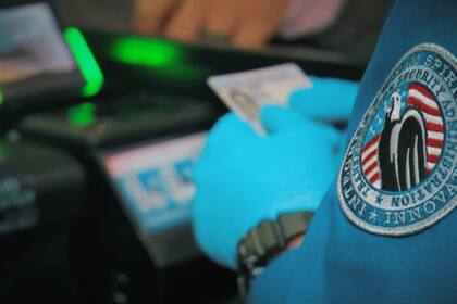 Los agentes de Migración solo le hicieron tres preguntas y pudo ingresar