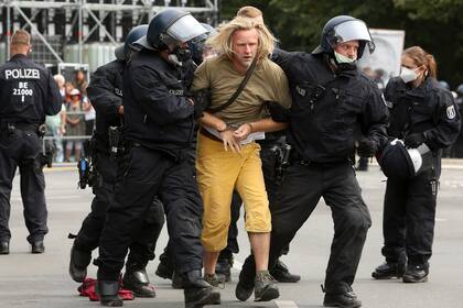 Los agentes de policía arrestan a un manifestante en una protesta no registrada contra las regulaciones gubernamentales sobre el coronavirus, en Berlín, Alemania, el 30 de agosto de 2020