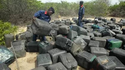 Los agentes de seguridad de Nigeria realizan redadas en los escondites de los ladrones de petróleo, pero fueron acusados de sustraer dichos productos.