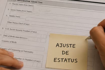 Los agentes deberán revisar antecedentes y conducta migratoria para considerar si es adecuado otorgar la residencia mediante ajuste de estatus