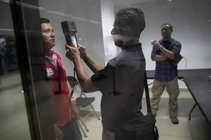 Los agentes del CBP procesan a un millón de viajeros al día. Solo algunos casos tienen un proceso de investigación adicional