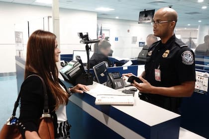 Los agentes del CBP son los encargados de permitir o negar el acceso a EE.UU.