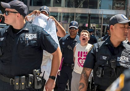 Los agentes del FBI investigarán actos de conspiración para obstaculizar o lesionar a agentes del ICE