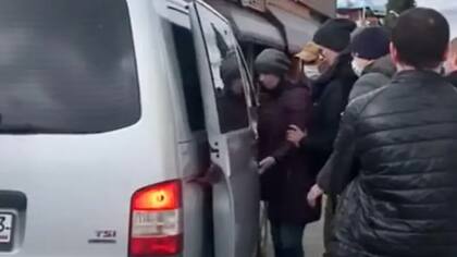 Los agentes del FSB metieron a Kevin y a su madre en un minibús cerca de Sochi