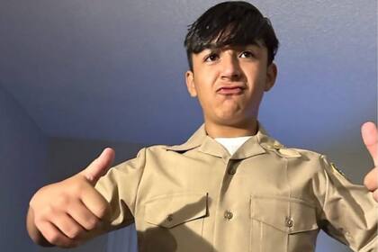 Los agentes del ICE arrestaron al adolescente latino mientras paseaba a su perro en Van Nuys