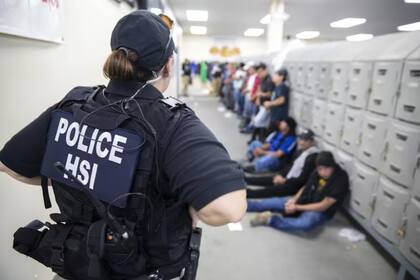Los agentes del ICE pueden arrestar sospechosos en áreas comunes de espacios semipúblicos
