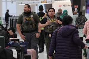 Qué hacer si eres migrante y el ICE te aborda en un aeropuerto: derechos y 5 pasos a seguir