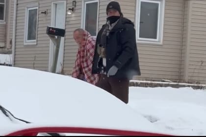 Los agentes del ICE se llevaron a Thao en ropa interior en el medio de la nieve de Minnesota