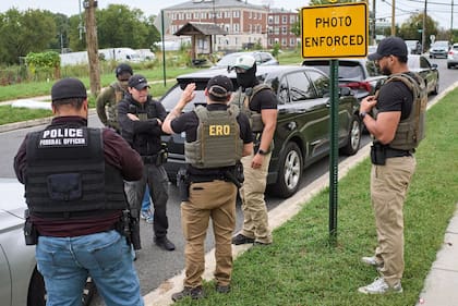 Los agentes del ICE suelen utilizar chalecos para identificarse