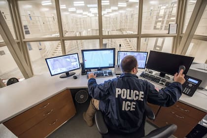 Los agentes del ICE utilizará nueva tecnología para analizar con IA las redes sociales de los migrantes