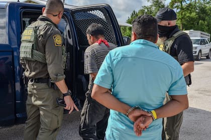 Los agentes del ICE y la CBP emplean los celulares para grabar los operativos; la práctica es cuestionada por varios opositores